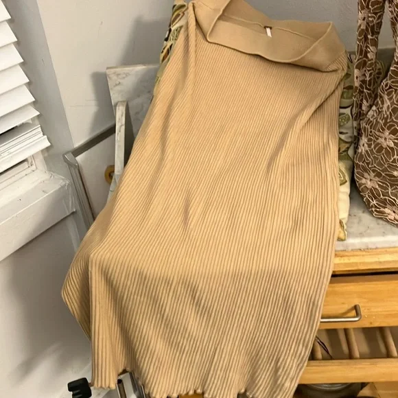 Elegant Free People Tan Maxi!! Great Details Looks Amazing On!! - Picture 2 of 11